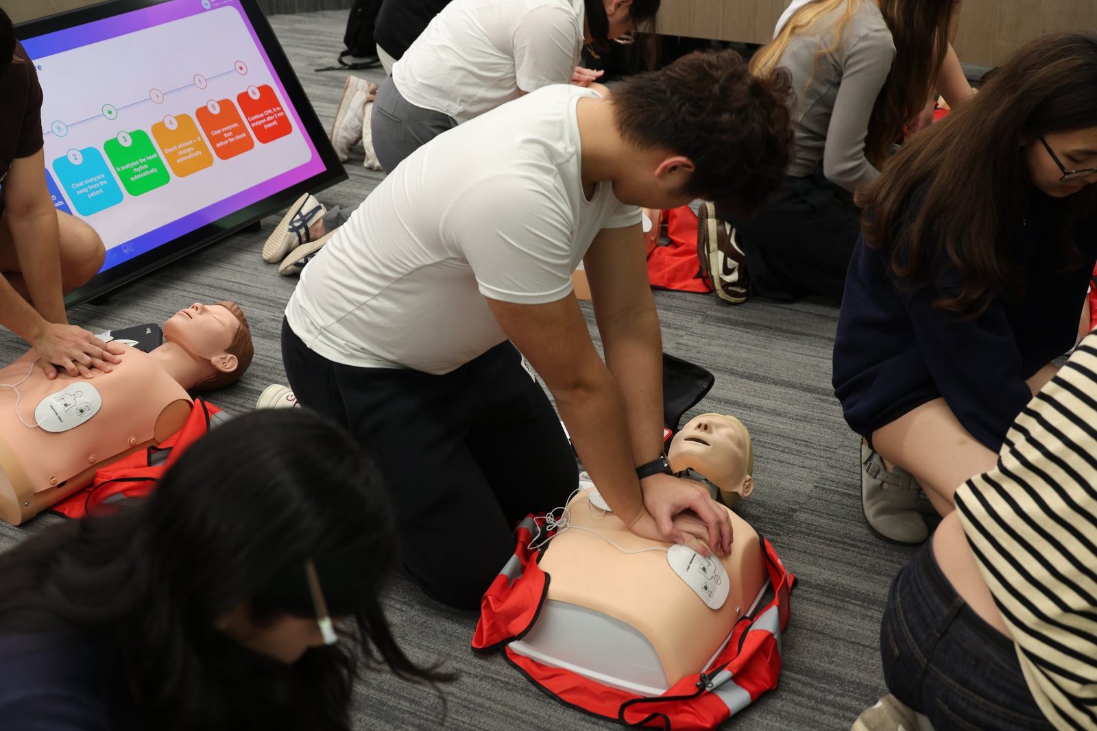 胸外按压与 AED 电极贴放训练