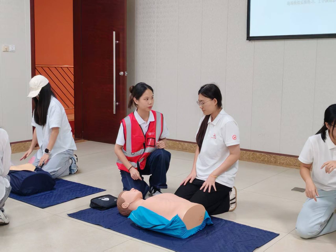 帮扶基地学员沉浸式体验教学，掌握急救要领